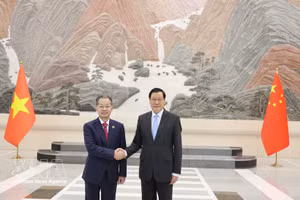 Chief Justice of the Supreme People’s Court of Viet Nam Nguyen Van Quang (L) is welcomed by Ying Yong, Procurator-General of the Supreme People’s Procuratorate of China. (Photo: VNA)