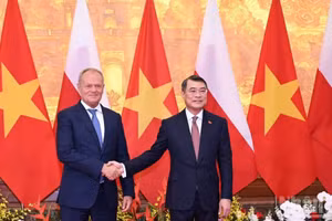 Prime Minister Le Minh Hung (right) and Polish Prime Minister Donald Tusk at their talks in Ha Noi on October 26 (Photo: NDO)