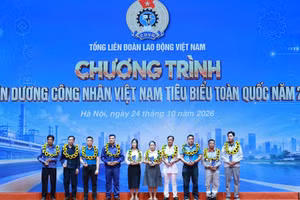 The 10 outstanding Vietnamese workers in 2026 are honoured at the ceremony. (Photo: HAI NGUYEN)