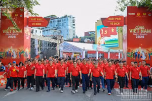 Delegates participate in the programme in Ha Noi on the morning of August 30. (Photo: NDO)