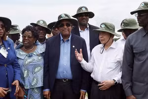 Vietnamese NA President Tran Thanh Man and NA President of Côte d’Ivoire Patrick Achi visit a demonstration field showcasing promising rice varieties for the 2026 Summer-Autumn crop. (Photo: VNA)
