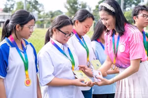 Nguyen Thi Minh Tam, Chairwoman of the Dong Thap Provincial Youth Club for People with Disabilities, presents gifts to disadvantaged students. (Photo: LY OANH)
