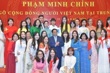 PM Pham Minh Chinh and representatives of the Vietnamese community in China. (Photo: NDO)