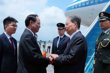 NA Vice Chairman Tran Quang Phuong (L) welcomes Chairman of the Standing Committee of the National People’s Congress (NPC) of China Zhao Leji at the airport. (Photo: VNA)