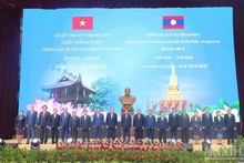 Leaders and former senior leaders of the Lao Party and State pose for a group photo with Vietnamese Ambassador to Laos Nguyen Minh Tam at the event. (Photo: Hai Tien)