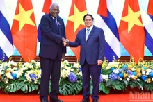 Prime Minister Pham Minh Chinh (right) and President of the National Assembly of People’s Power and President of the Council of State of Cuba Esteban Lazo Hernández (Photo: Tran Hai)