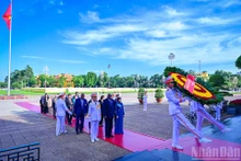 President of the National Assembly of People's Power and President of the Council of State of Cuba Esteban Lazo Hernandez and his entourage lay a wreath at President Ho Chi Minh mausoleum in Ha Noi on October 1. (Photo: Bao Long)