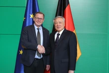 Deputy Prime Minister Nguyen Hoa Binh (R) and Vice-President of the German Bundestag Bodo Ramelow (Photo: VNA) 