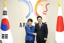 President Lee Jae Myung of the Republic of Korea meets with Japanese Prime Minister Takaichi Sanae on the sidelines of the APEC Summit in Gyeongju on October 30, 2025. (Photo: VNA)