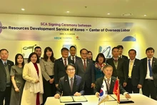 The signing ceremony between the Human Resources Development Service of Korea and Viet Nam’s Centre of Overseas Labour.