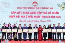 Chairwoman of the Viet Nam Fatherland Front Central Committee Bui Thi Minh Hoai presents certificates of merit to collectives and individuals abroad for mobilising and uniting OVs to participate in patriotic emulation movements and campaigns launched by the VFF. (Photo: VNA)