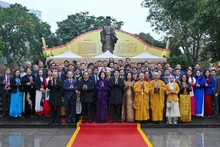 State President Luong Cuong and delegates in front of the Ly Thai To Monumnet (Photo: Thuy Nguyen)