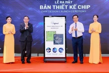 Ho Chi Minh City Chairman Nguyen Van Duoc and CT Group Chairman Tran Kim Chung at the launch ceremony for the Vietnamese-designed IoT chip.