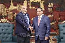 Prime Minister Pham Minh Chinh (right) and Ali Ijaz Ahmad, Chairman and CEO of Makara Capital Partners, at the meeting in Ha Noi on July 2 (Photo: VNA) 