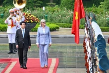 State President Luong Cuong and Governor-General of Australia Sam Mostyn review the Guard of Honour of the Viet Nam People’s Army at the welcome ceremony in Ha Noi on September 10, 2025. (Photo: NDO)