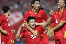 Vietnamese players celebrate after scoring the goal.