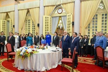 State President Luong Cuong, his spouse, together with Australian Governor-General Sam Mostyn and her spouse and delegates take part in a flag-saluting ceremony at the banquet. (Photo: Thuy Nguyen)