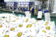 Processing rice for export at Trung An High-tech Farming JSC. (Photo: Vu Sinh)