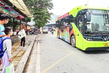 Increasing the number and quality of public buses is one of Ha Noi’s measures to gradually restrict petrol-powered motorbikes. (Photo: Khanh Le)