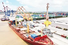 Loading and unloading goods at Hai Phong Port. (Photo: Tran Quoc)