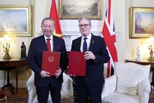 General Secretary of the Communist Party of Viet Nam Central Committee To Lam and UK Prime Minister Keir Starmer exchange the joint statement announcing the elevation of Viet Nam–UK relations to a Comprehensive Strategic Partnership. (Photo: VNA)