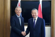 General Secretary of the Communist Party of Viet Nam (CPV) Central Committee To Lam (right) and former British Prime Minister Tony Blair at their meeting in London on October 30. (Photo: VNA)