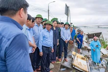 Politburo member and Permanent Member of the Secretariat Tran Cam Tu inspecting embankment erosion in Duy Nghia Commune.