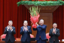 General Secretary of the 13th Party Central Committee To Lam (second, right) is re-elected as the Party chief for the 2026 – 2031 term at the first meeting of the 14th Party Central Committee on January 23 morning. (Photo: VNA)