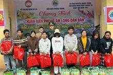 Representatives of the local authorities and Thanh Border Guard Station present gifts to border residents.