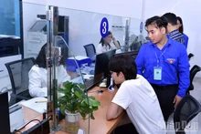 Young people assist citizens in using public services.