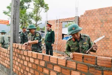 Soldiers of the 5th Military Region rebuild homes for flood-affected residents. (Photo: Dinh Tang)