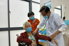 An old woman receives health check-up in Da Nang. (Photo: VNA) 