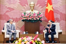 National Assembly Chairman Tran Thanh Man (R) and Lao Minister of Foreign Affairs Thongsavanh Phomvihane in Ha Noi on December 18. (Photo: VNA) 
