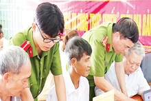 Citizens are supported in accessing and using online public services. (Photo: Thanh Hoa Provincial Police)