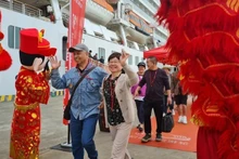 Chinese tourists arrive in Viet Nam on a cruise ship. (Photo: HB)