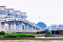 A saltwater intrusion prevention and freshwater storage dam on the Len River in Thanh Hoa Province. (Photo: Mai Luan)