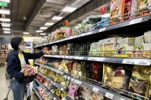 Residents of Ho Chi Minh City shop for essential consumer goods. (Photo: VNA)