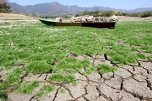 A stranded boat on the bed of a reservoir in Wonogiri, Indonesia in August 2023. (Photo: Xinhua)