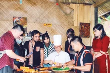 A training session on culinary and tourism skills for residents of Kon Chenh Village.