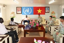 Kon Maneit Matiok, Minister of Physical Infrastructure and Public Utilities of the Abyei region, visits the base of Viet Nam’s Engineering Unit Rotation 4. (Photo: Van Quyet)