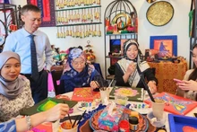 Dr Tran Trong Nghia and Bruneian students at the event.