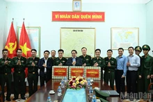 Prime Minister Pham Minh Chinh presents gifts to soldiers of the Yen Khuong Border Station.(Photo: Tran Hai)