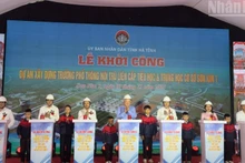 Permanent Deputy PM Nguyen Hoa Binh and officials at the groundbreaking of the Son Kim 1 Primary and Junior Secondary Boarding School in Ha Tinh province on November 9, 2025. 