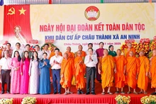 NA Chairman Tran Thanh Man and other participants in the Great National Solidarity Festival in Chau Thanh hamlet, Can Tho's An Ninh commune, on November 9 (Photo: VNA) 