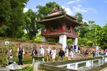 Foreign visitors at the Temple of Literature.