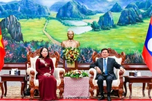 General Secretary of the Lao People’s Revolutionary Party (LPRP) and President of Laos Thongloun Sisoulith (R) receives Vietnamese State Vice President Vo Thi Anh Xuan on August 21. (Photo: Hai Tien) 