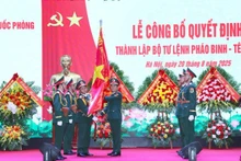 General Nguyen Tan Cuong presents the military flag to the Artillery-Missile Command.