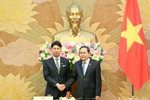 National Assembly Chairman Tran Thanh Man and Director of the Youth Division of Japan’s Liberal Democratic Party (LDP) Nakasone Yasutaka. (Photo: Duy Linh) 
