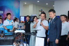 During his visit to Viet Nam in September 2025, WIPO Director General Daren Tang viewed technology prototypes developed by students at the Posts and Telecommunications Institute of Technology.