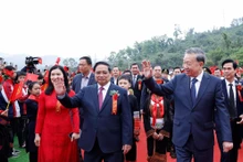 Students welcome Party General Secretary To Lam and Prime Minister Pham Minh Chinh to the ceremony. (Photo: VNA)
